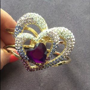 Adorable rhinestone goldtone heart bangle bracelet
